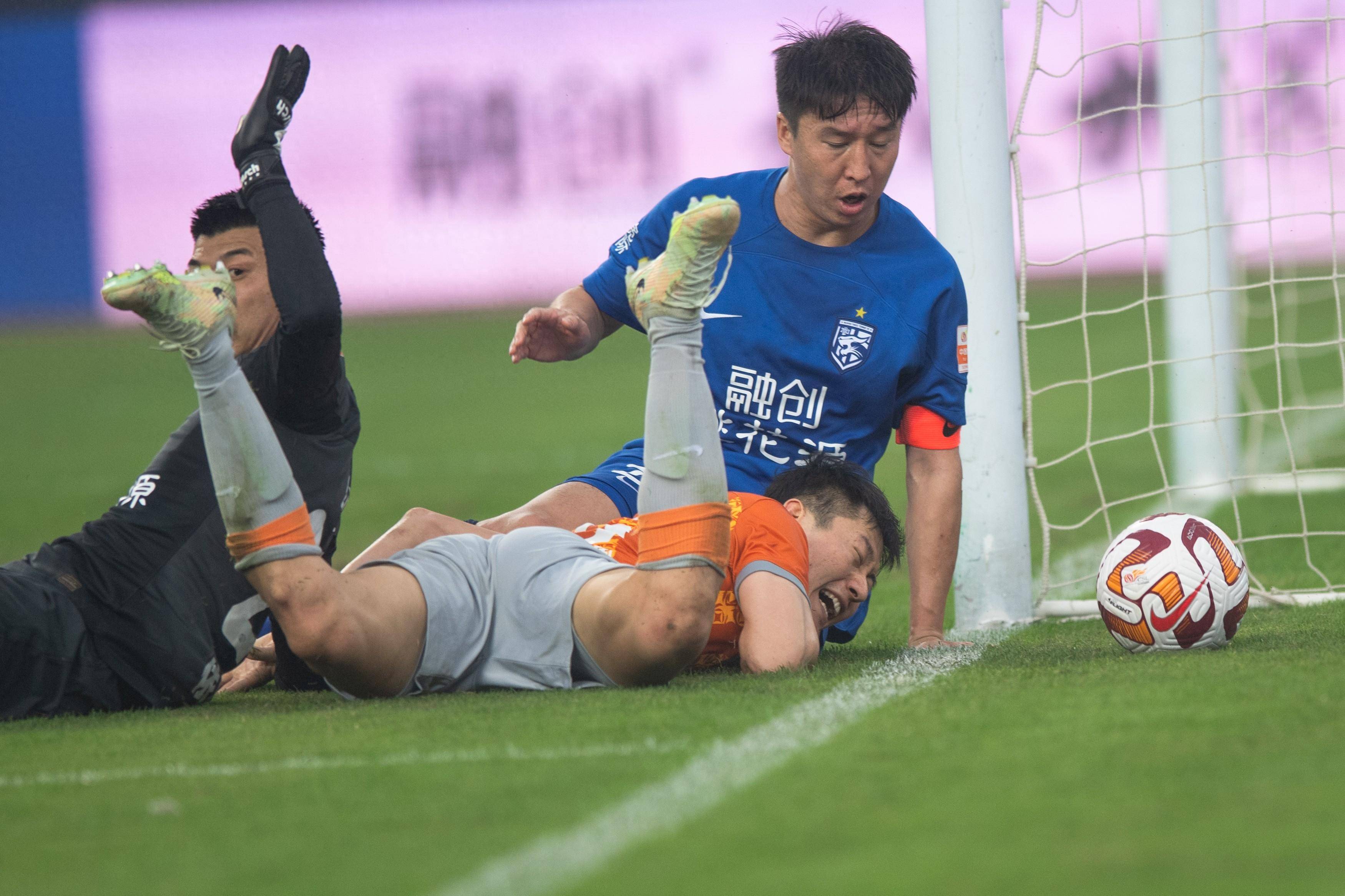 开云体育在线-足球巨星打破僵局，助球队获胜