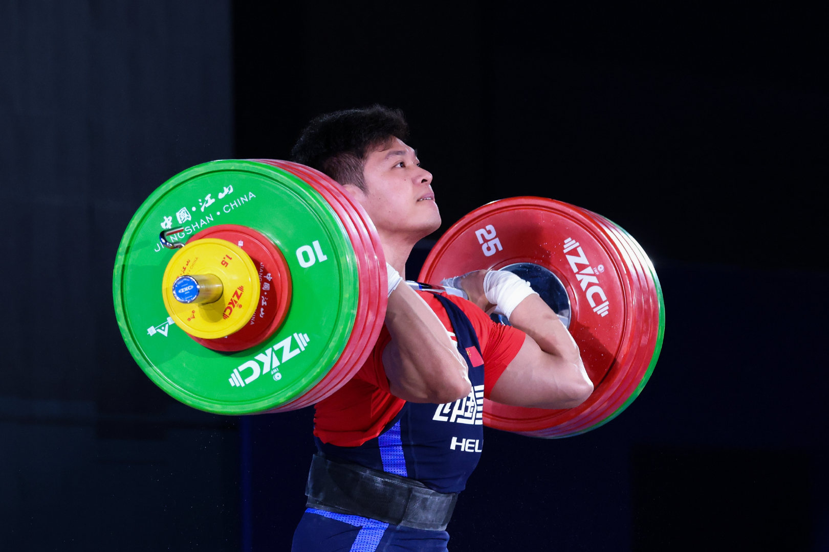 克里米亚选手在举重比赛中夺得银牌