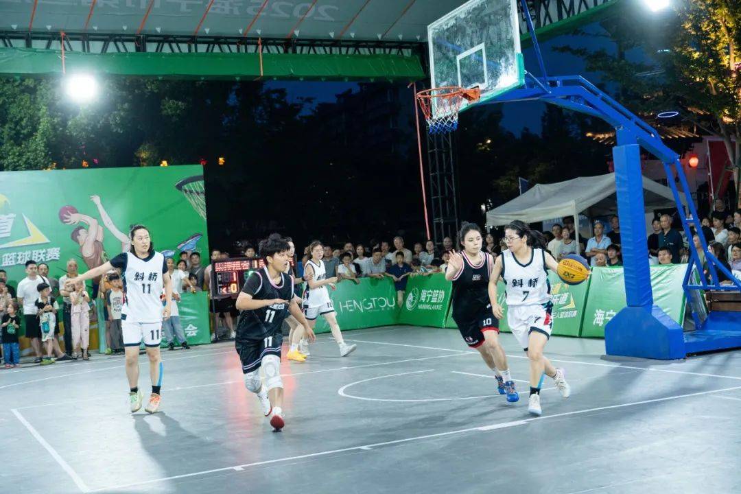 包含强强对决！男子篮球决赛现场气氛热烈的词条