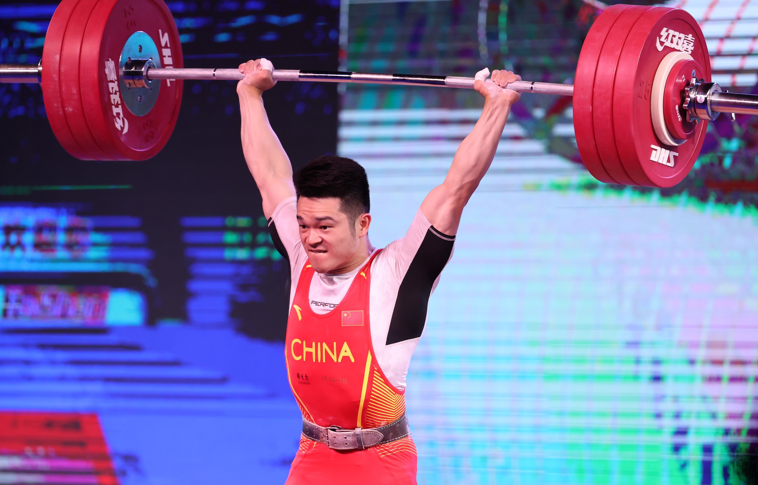 关于举重比赛呈现精彩一幕，中国选手夺得冠军的信息