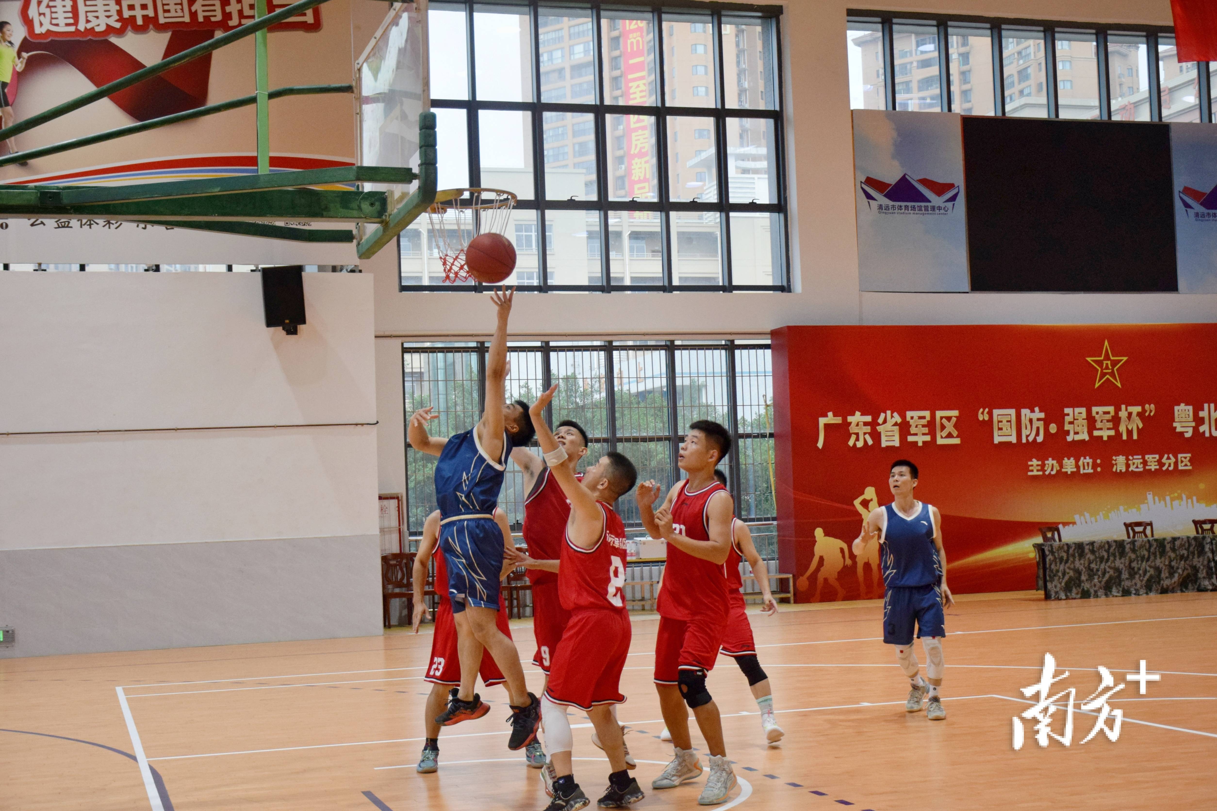 球队在篮球比赛中积极备战