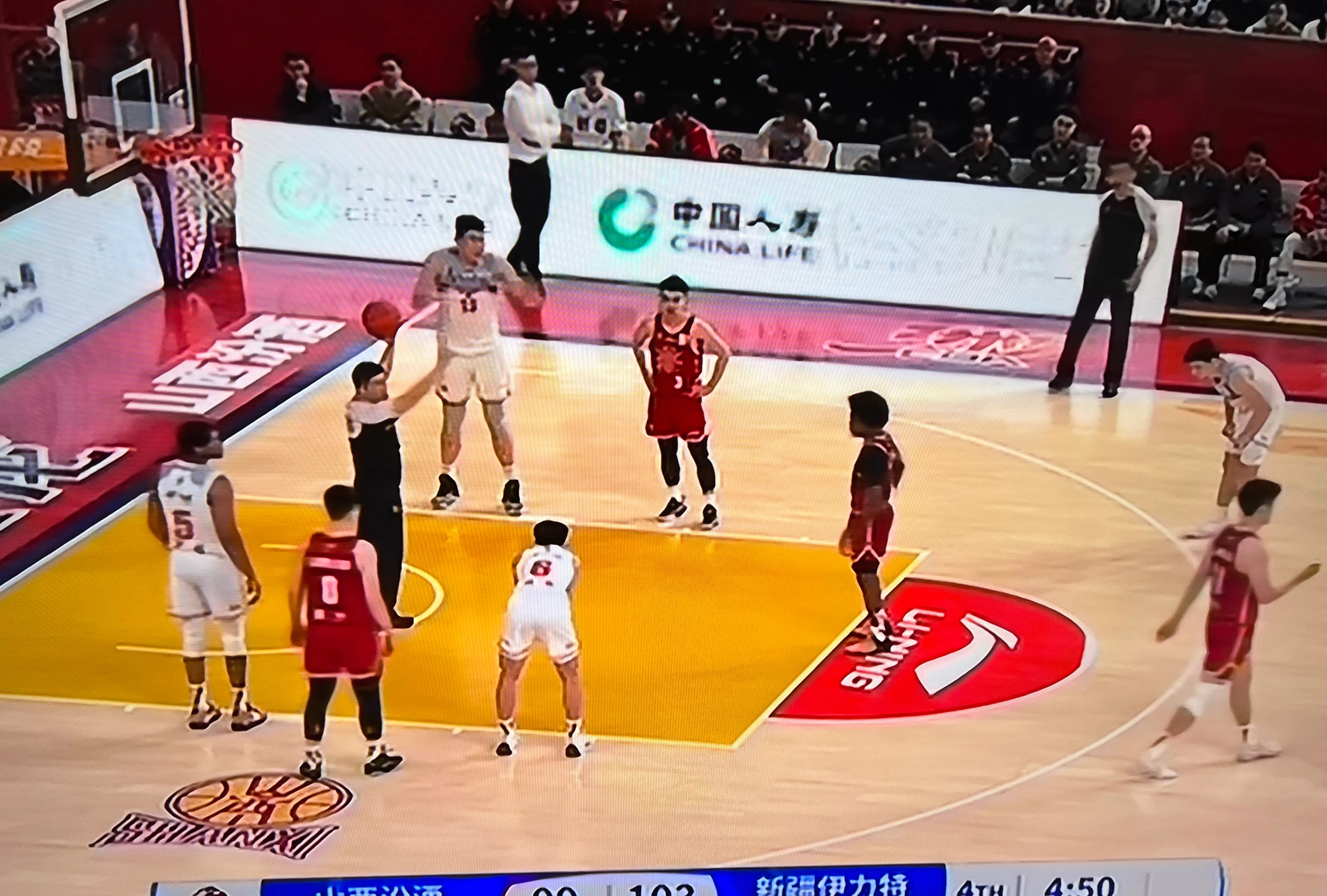 开云APP-新疆队主场落败，球迷失望离场