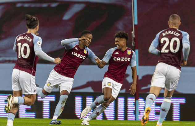 阿斯顿维拉球队球迷携手庆祝胜利