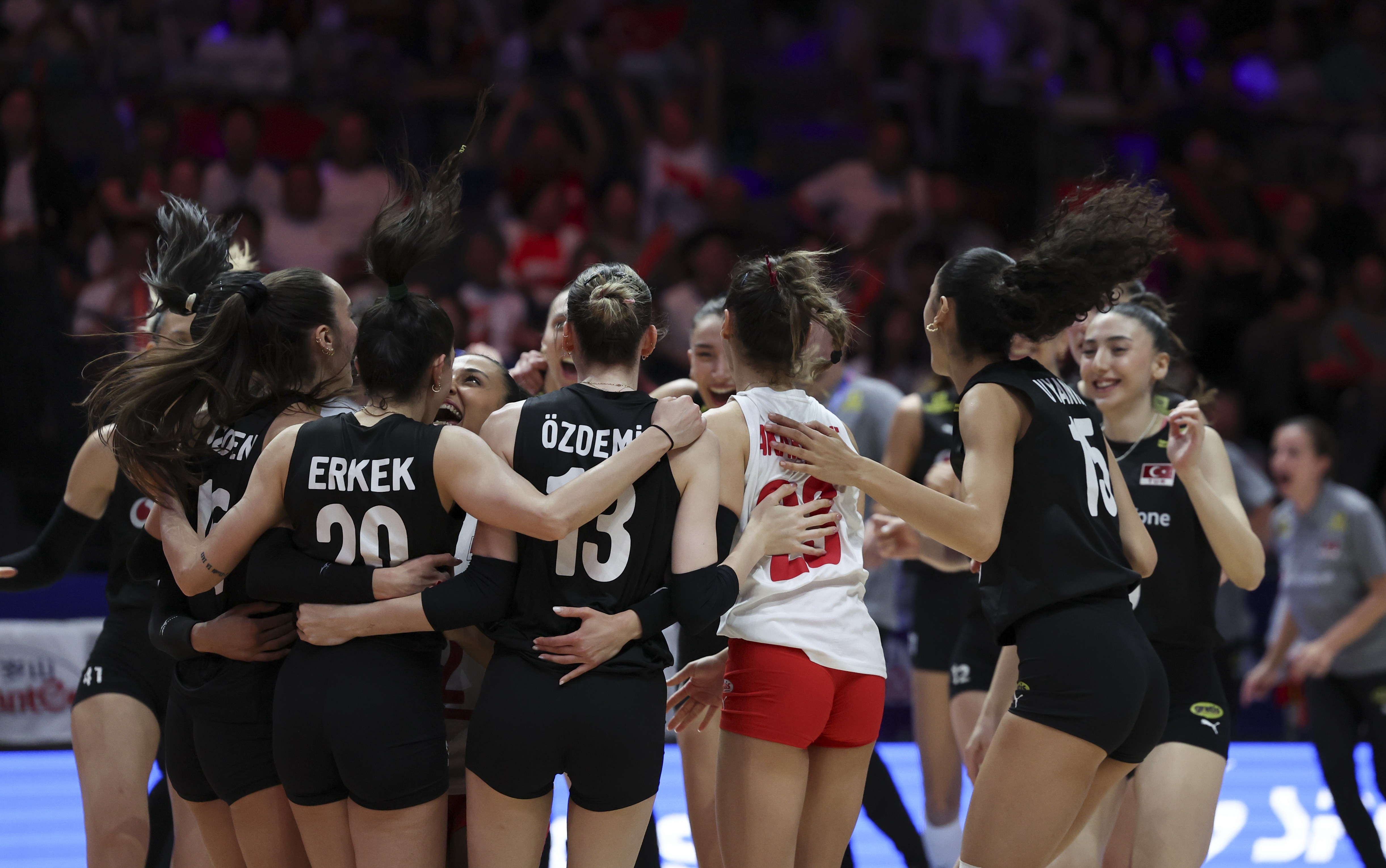 北京举行排球比赛，国家队表现戏剧性的简单介绍