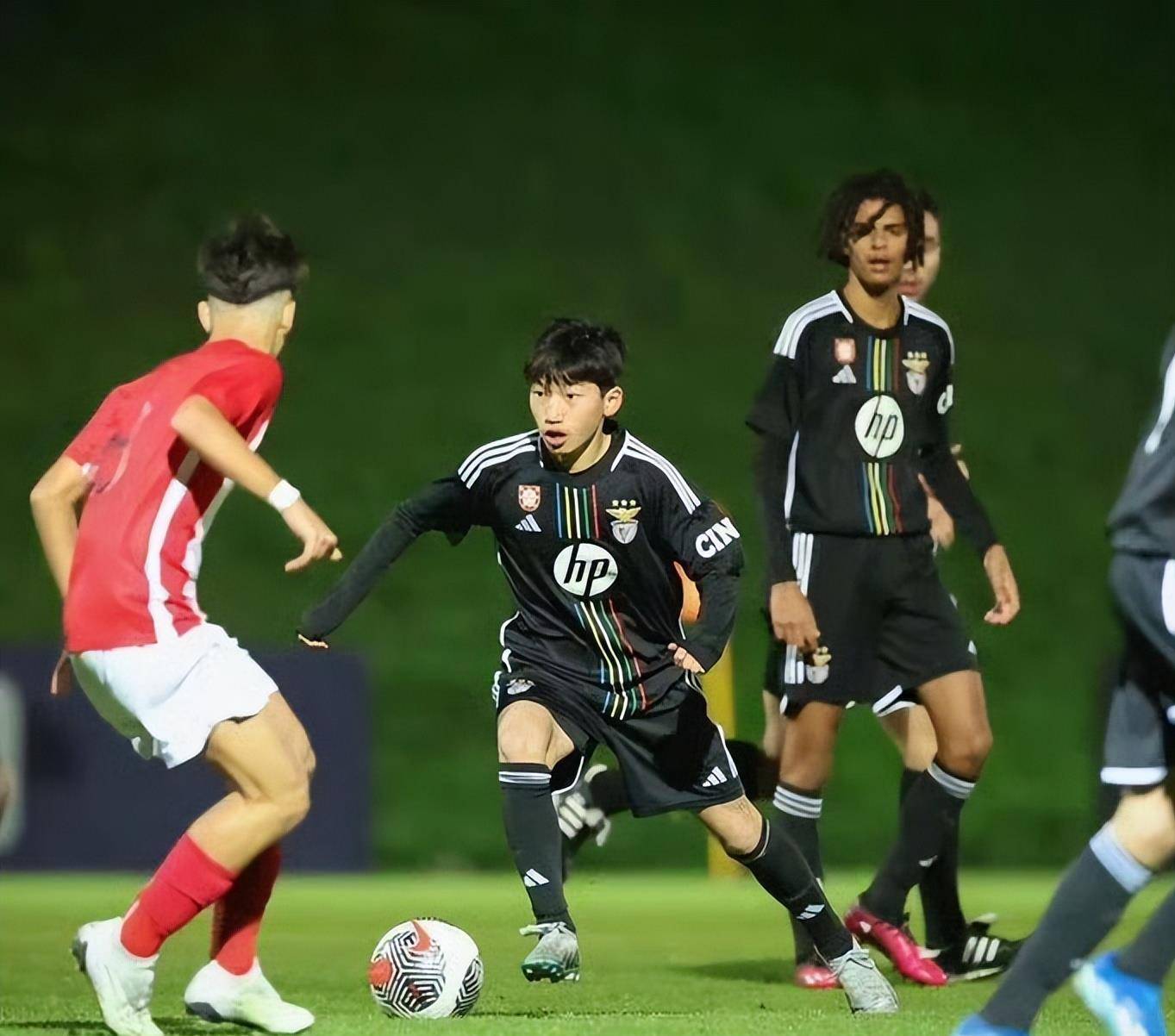 开云APP-惊艳表现引来球队青睐，年轻球员崛起获赞誉的简单介绍