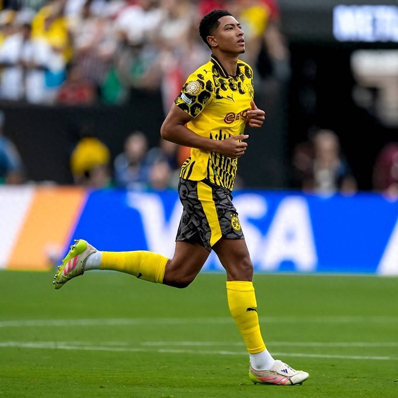 关于多特蒙德球迷期待球队胜利，连胜在望！的信息