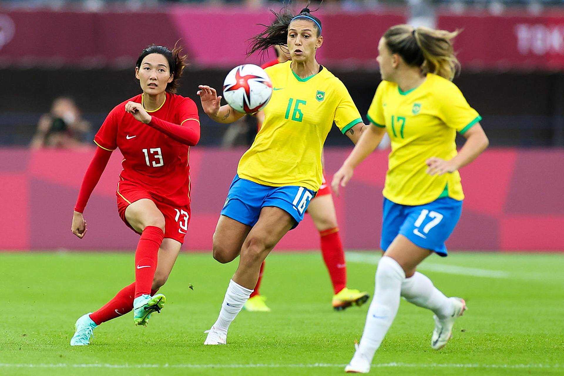 世界女子足球联赛上一场比赛人气爆棚