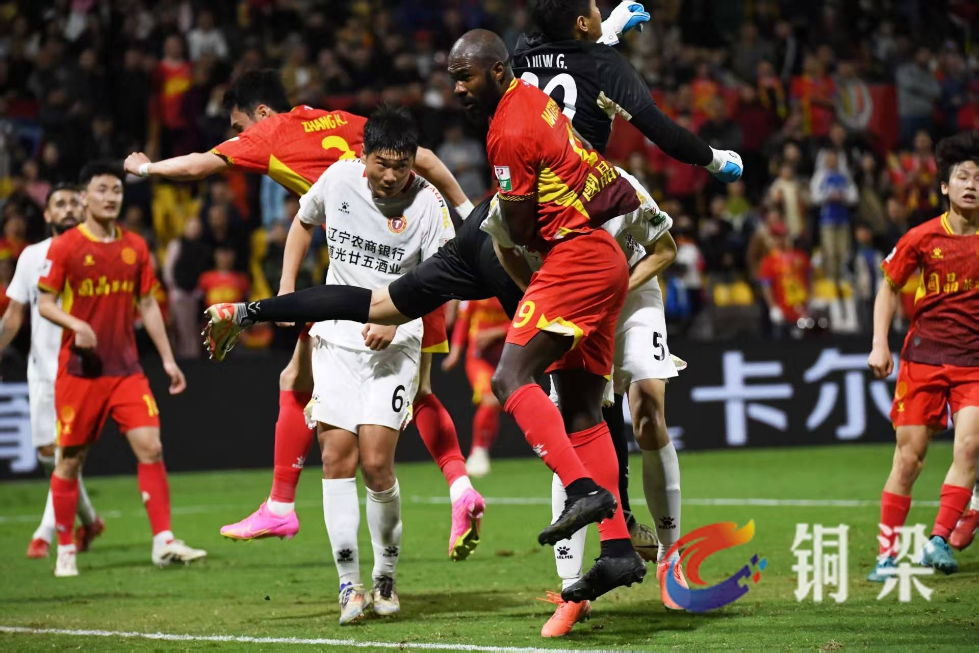 国际高水平球队对决，赛场观众目不暇接