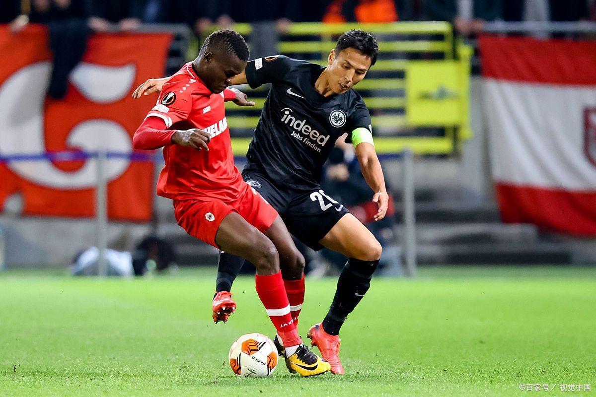 阿贾克斯凭借传球技术，打破对手防线的简单介绍