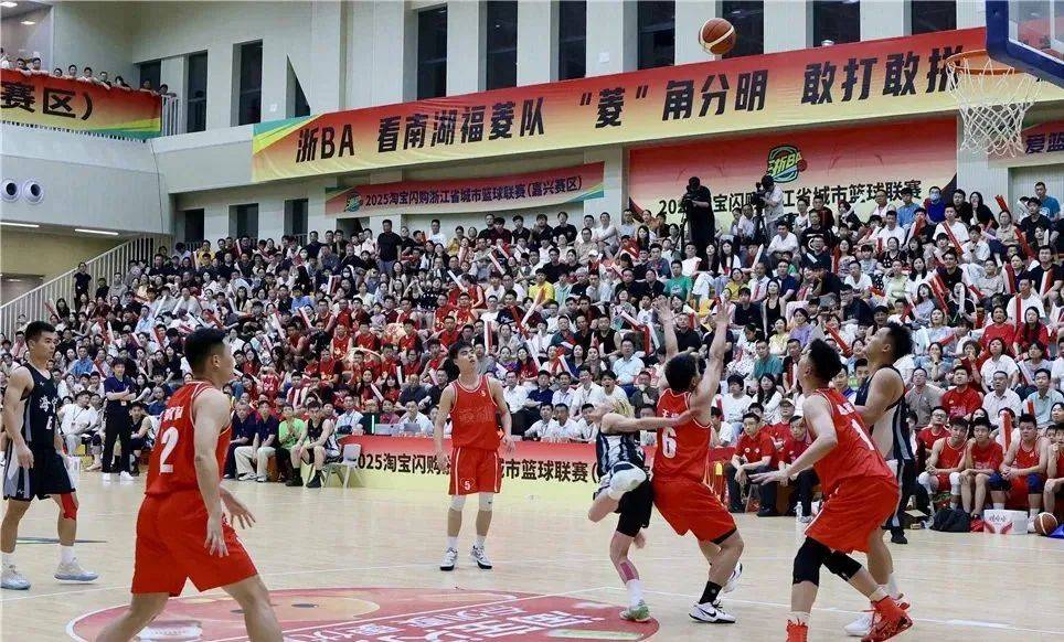 关于半场战报：比分胶着，双方实力旗鼓相当的信息