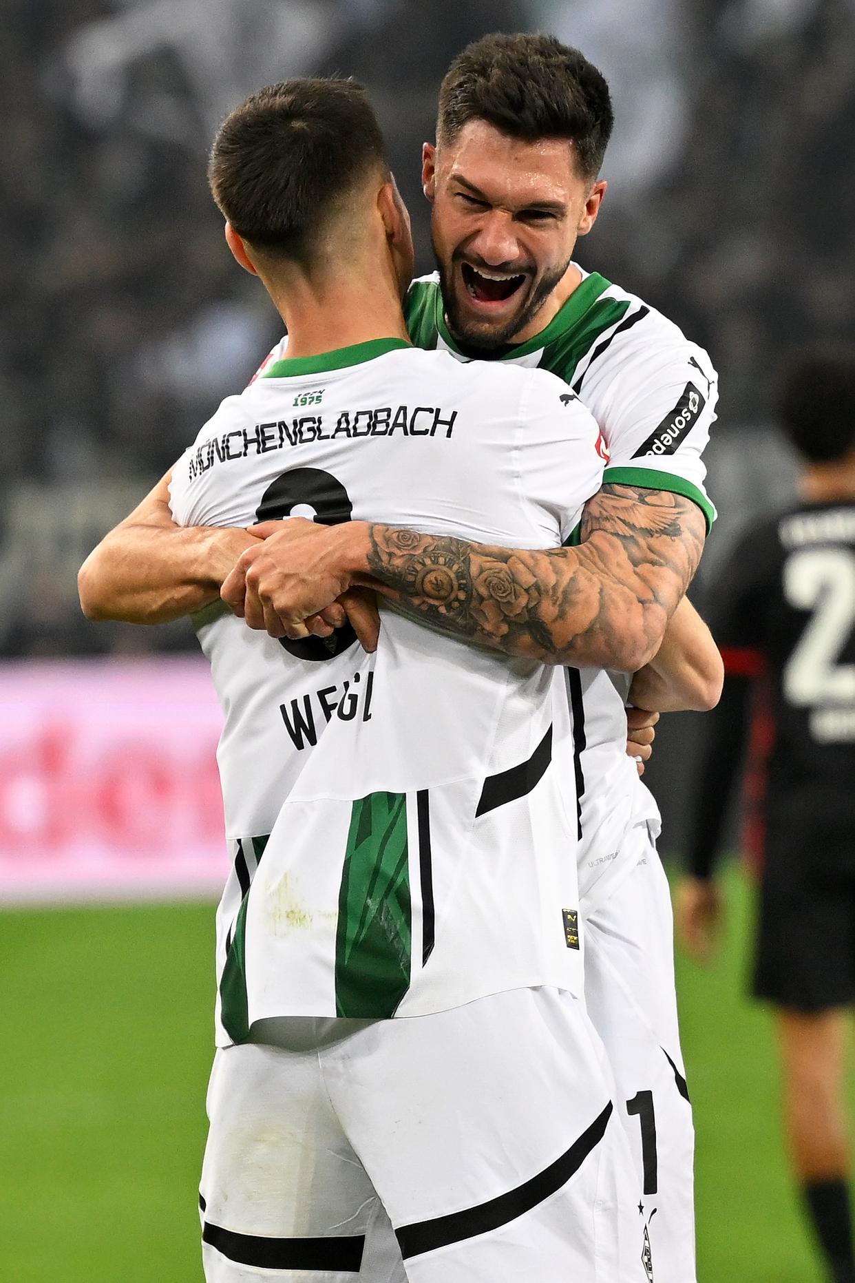 门兴格拉德巴赫球迷赛前晒图庆祝胜利，力挺球队